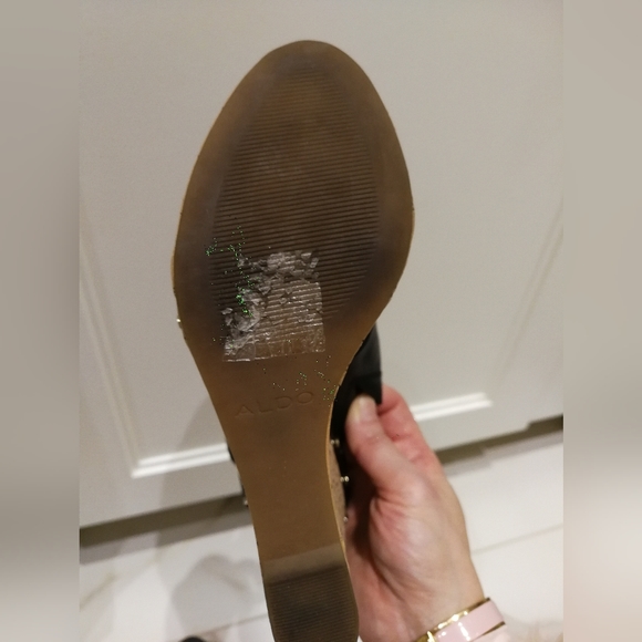 Never worn sandel - Picture 3 of 3